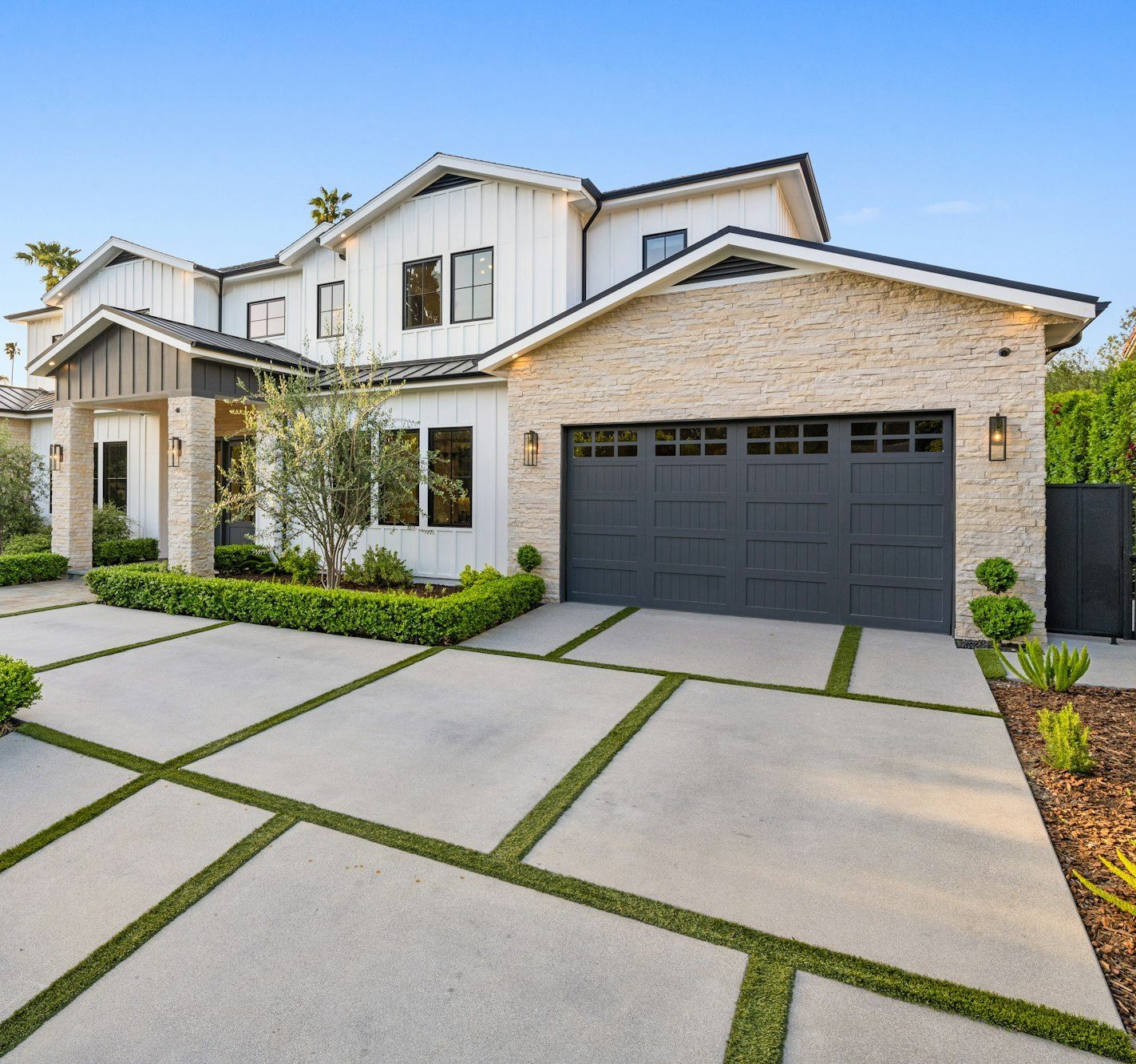 the-front-of-this-home-is-well-maintained-and-has-a-garage-with-doors-e1726085488800